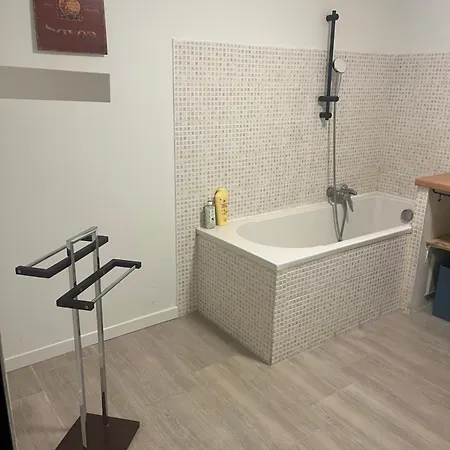 Entier 1 à 4 Personnes Au Calme Avec Parking Gratuit * Nîmes