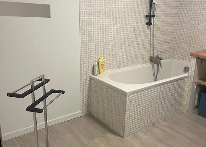 Entier 1 A 4 Personnes Au Calme Avec Parking Gratuit * Nimes