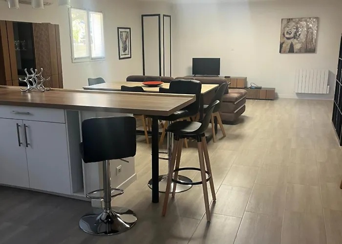 Entier 1 A 4 Personnes Au Calme Avec Parking Gratuit