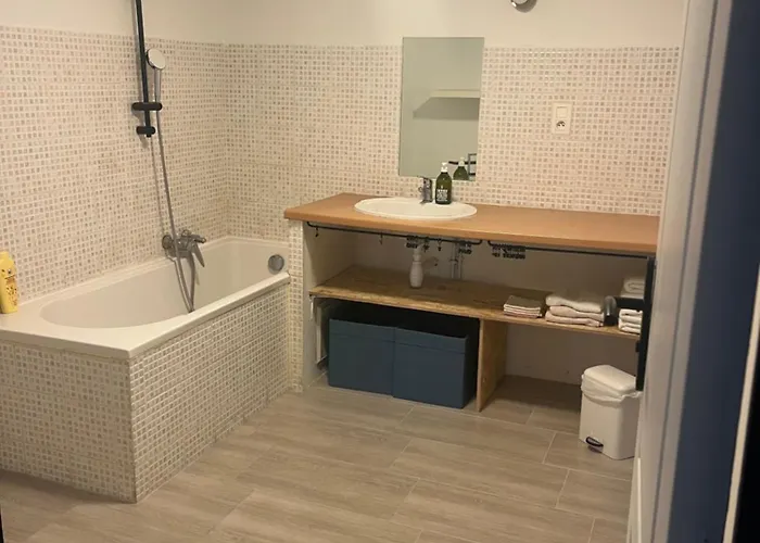 Entier 1 A 4 Personnes Au Calme Avec Parking Gratuit Nimes